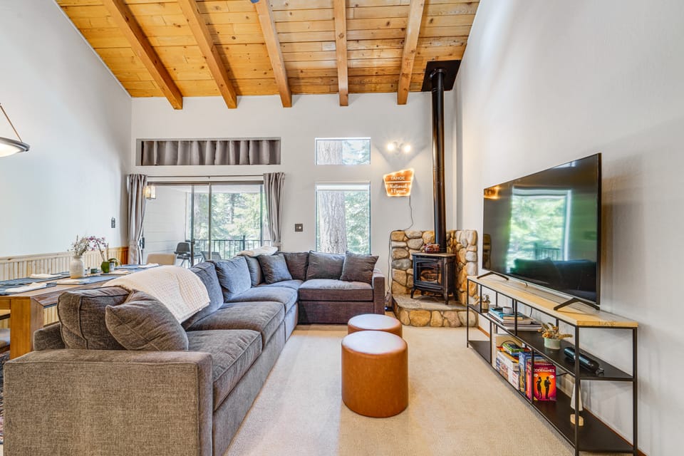 Steps to Lake: Scenic Carnelian Bay Retreat Apartment in Lake Tahoe