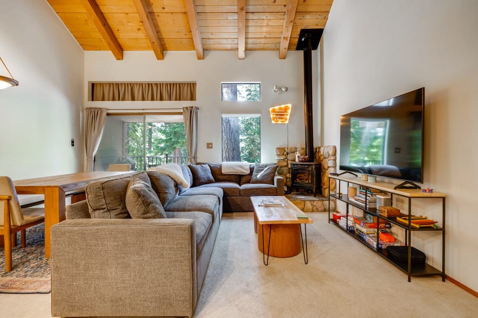 Steps to Lake: Scenic Carnelian Bay Retreat Apartment in Lake Tahoe
