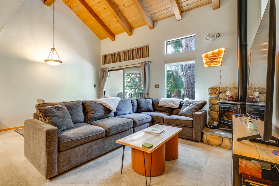 Steps to Lake: Scenic Carnelian Bay Retreat Apartment in Lake Tahoe