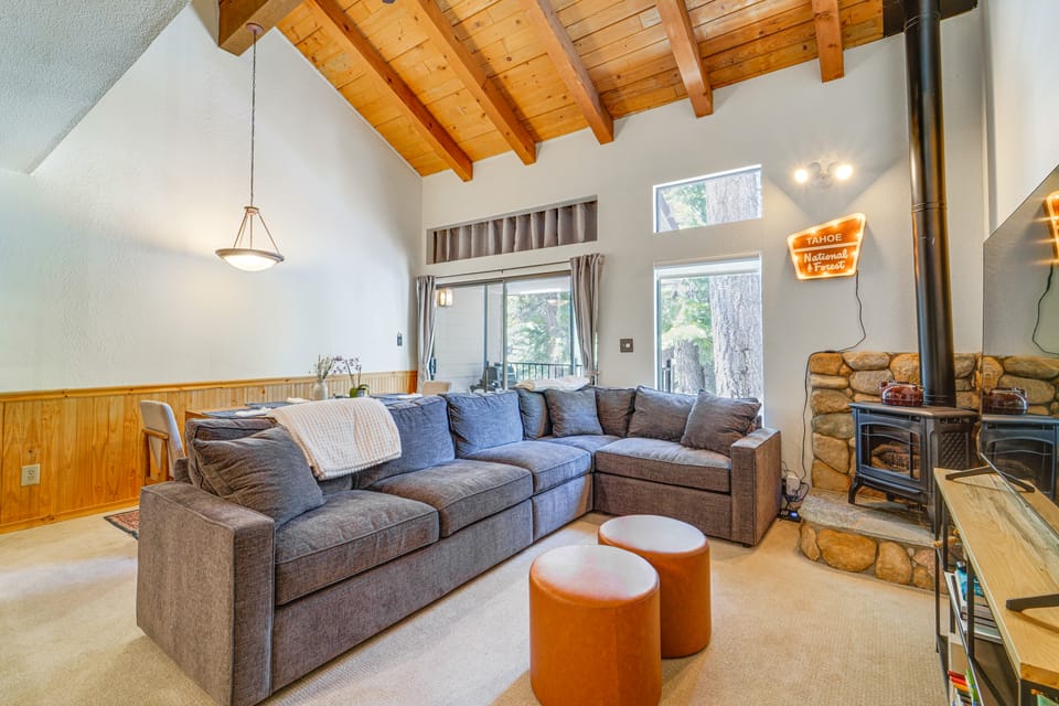 Steps to Lake: Scenic Carnelian Bay Retreat Apartment in Lake Tahoe