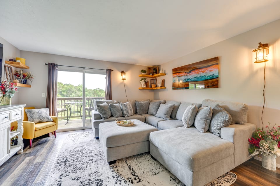 Mtn-View Gem w/ Hot Tub Access: Branson Condo Apartment in Branson