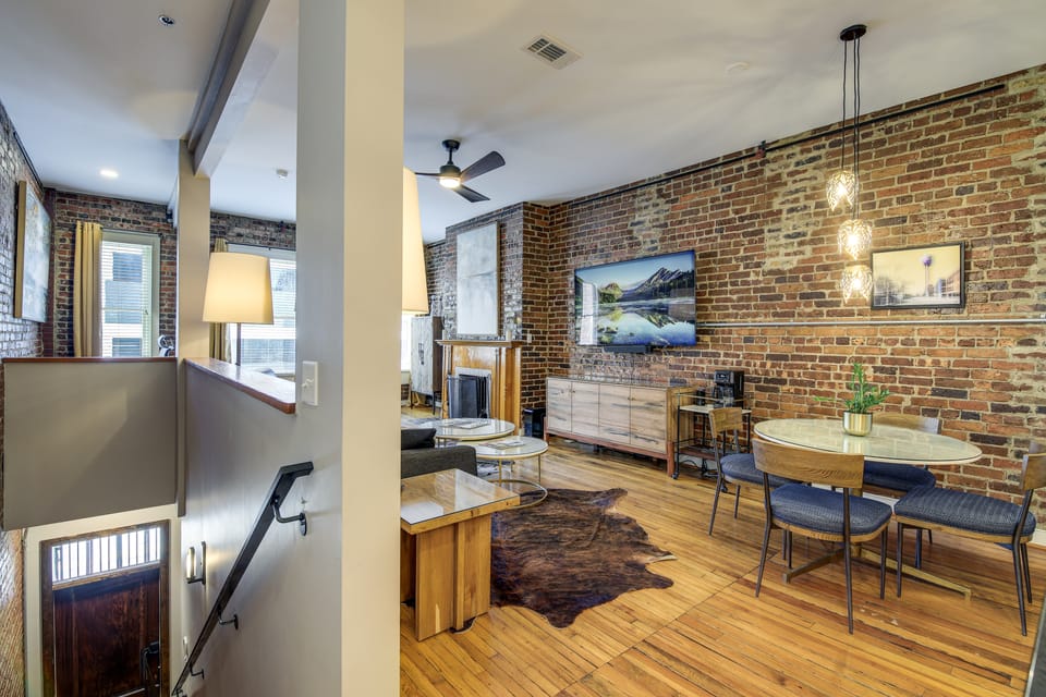 Stylish Dtwn Knoxville Condo w/ Rooftop Deck! Apartment in Knoxville