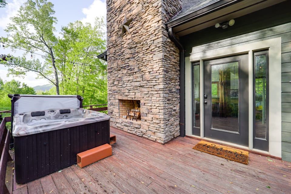 Luxe Appalachian Mountain Cabin w/ Hot Tub, Views House in Ashe County
