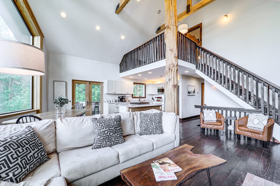 Luxe Appalachian Mountain Cabin w/ Hot Tub, Views House in Ashe County