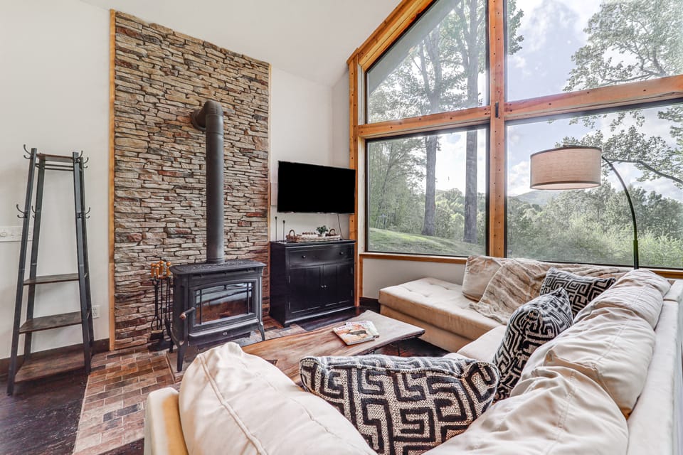 Luxe Appalachian Mountain Cabin w/ Hot Tub, Views House in Ashe County