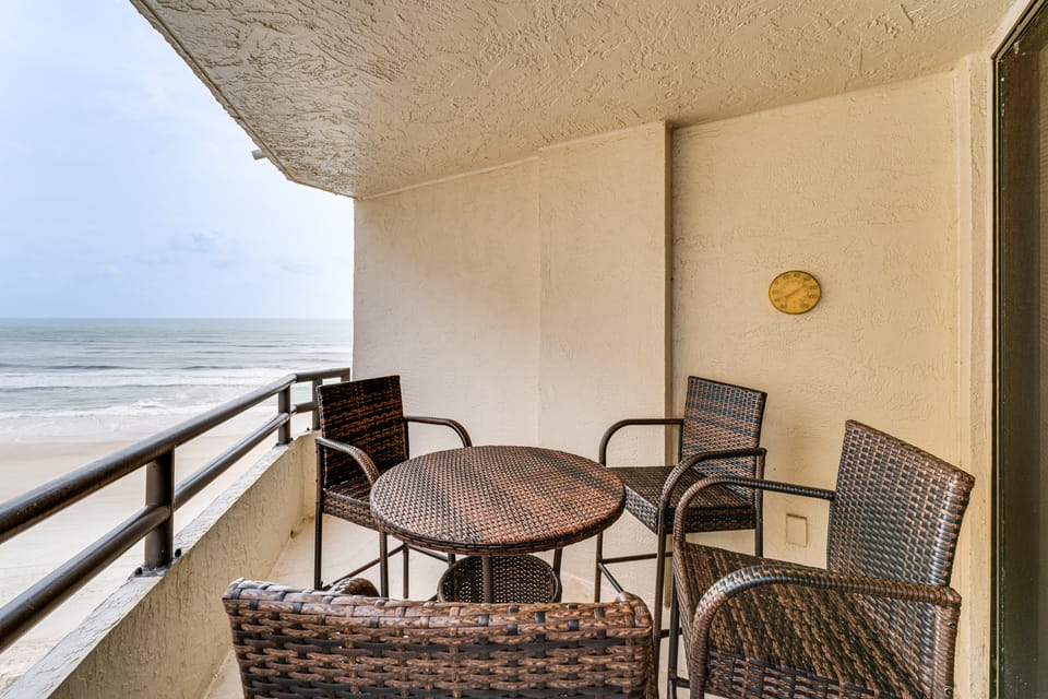 Daytona Beach Shores Condo w/ Oceanfront Pool! Apartment in Daytona Beach Shores
