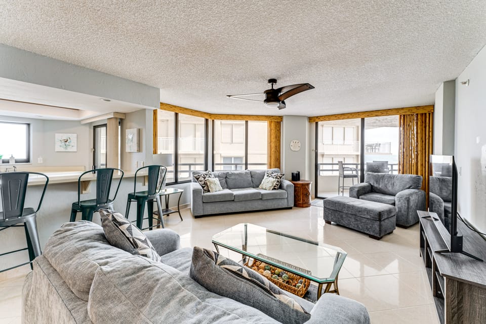 Daytona Beach Shores Condo w/ Oceanfront Pool! Apartment in Daytona Beach Shores