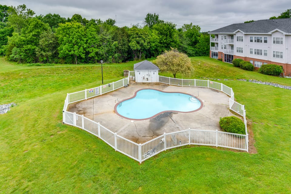Charming Condo w/ Balcony, 1 Mi to UNC Charlotte! Apartment in Charlotte