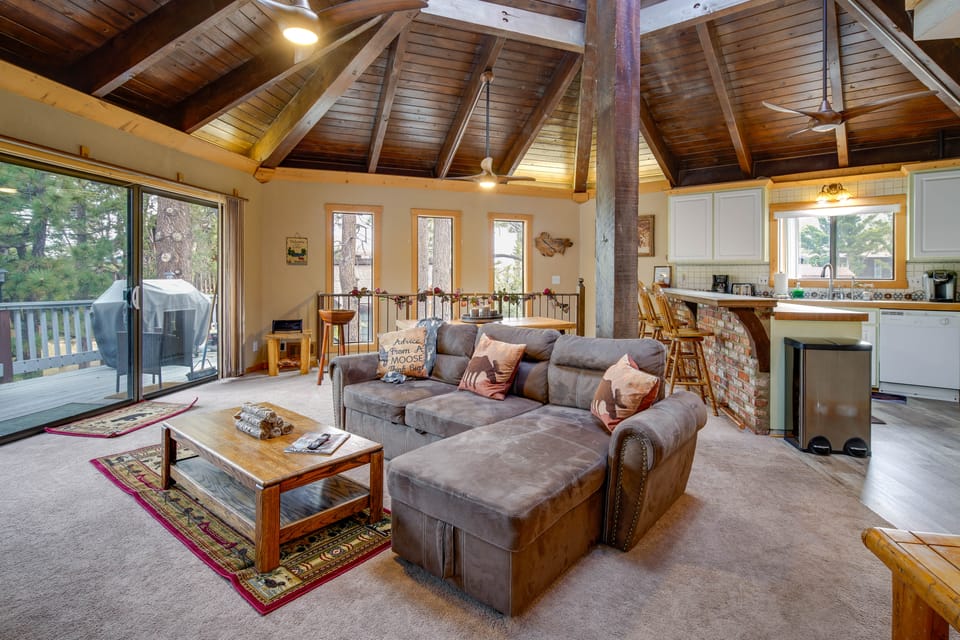 Big Bear Cabin w/ Hot Tub < 3 Mi to Skiing! House in Big Bear