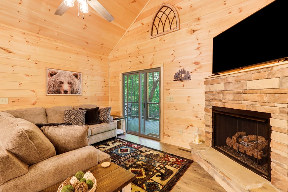 Peaceful Blue Ridge Cabin, Forest View & Fireplace House in Georgia