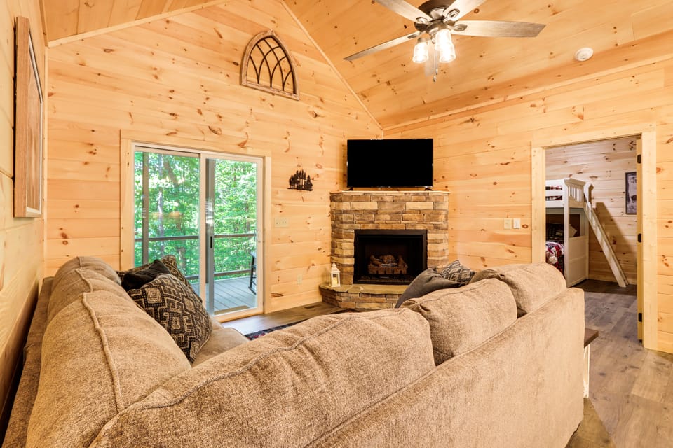 Peaceful Blue Ridge Cabin, Forest View & Fireplace House in Georgia
