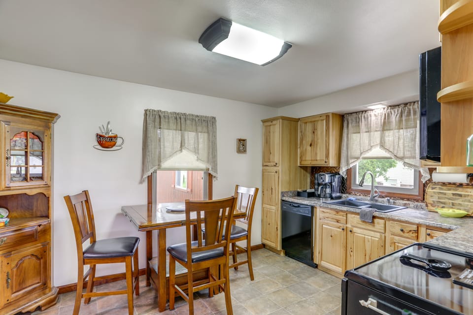 Port Clinton Home: Hot Tub, Steps to Portage River House in Lake Erie