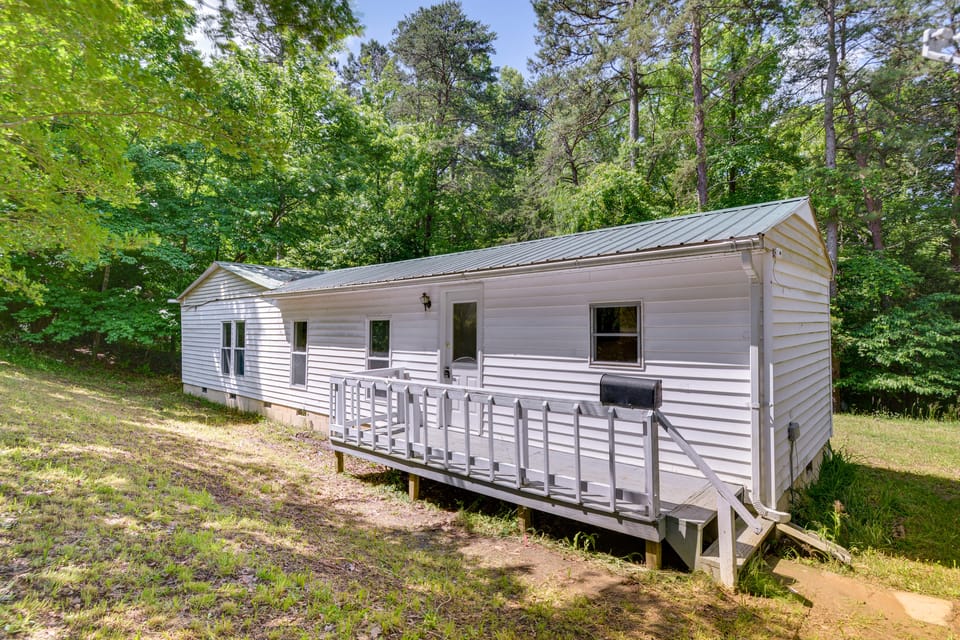 Single-Story Cabin on Hyco Lake: Swim & Unwind! House in North Carolina