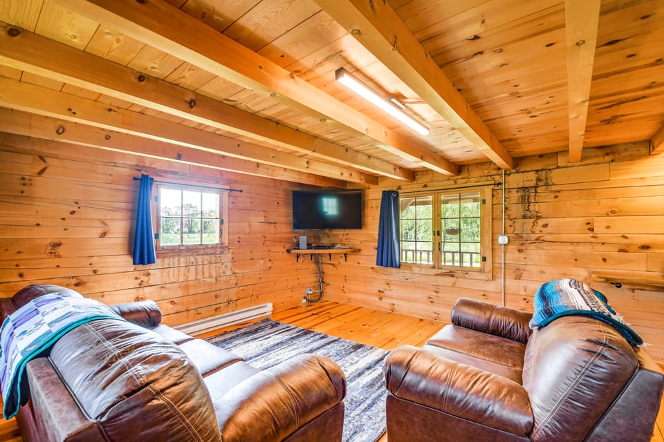 Bellevue Log Cabin w/ Gas Grill & Creek Access Apartment in Iowa