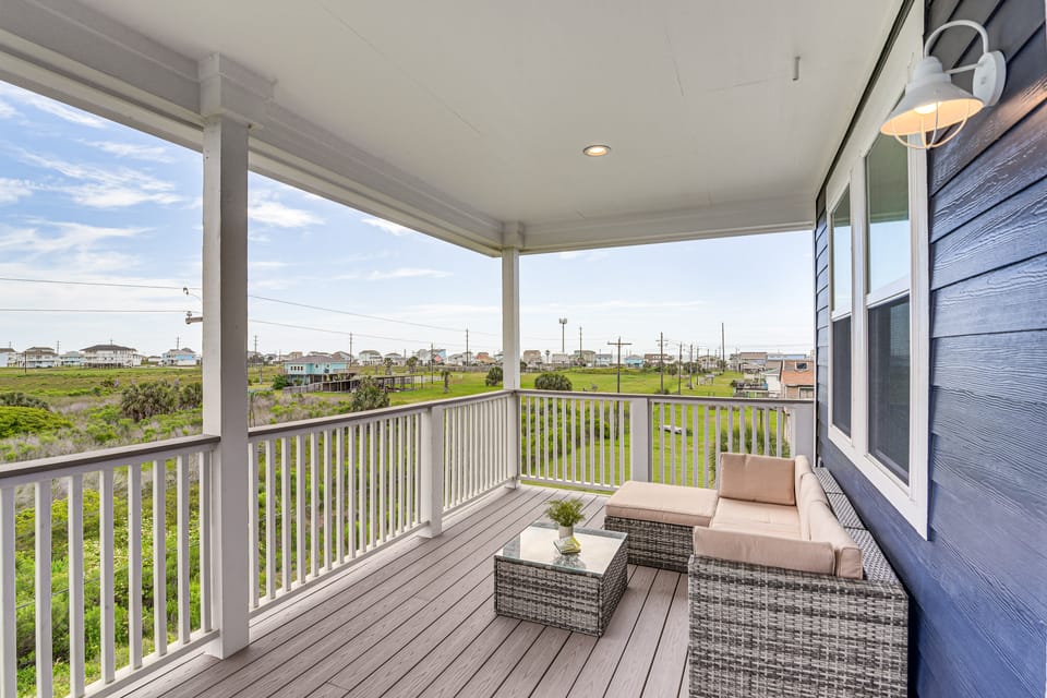 Walk to Sea Isle Beach! Family-Friendly Retreat House in Galveston Island