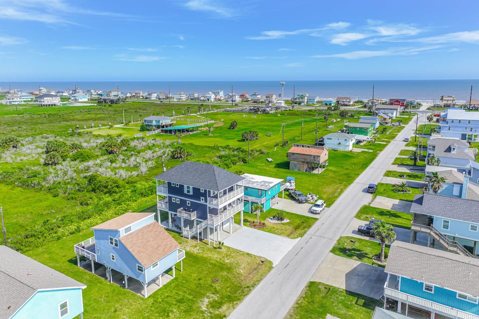 Walk to Sea Isle Beach! Family-Friendly Retreat House in Galveston Island