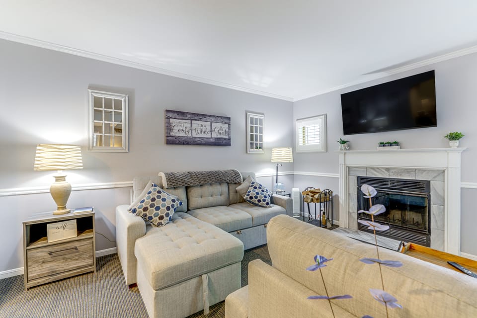 Golf Course Views & Pool Access! Norwich Studio Apartment in Norwich