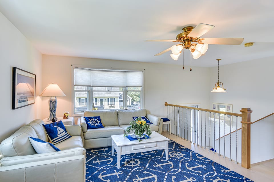 Coastal Home: 1 Mi to Beach, 2 Mi to Dtwn Newport! House in Middletown