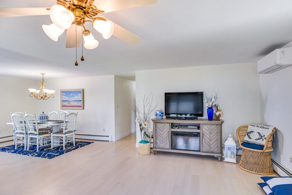 Coastal Home: 1 Mi to Beach, 2 Mi to Dtwn Newport! House in Middletown