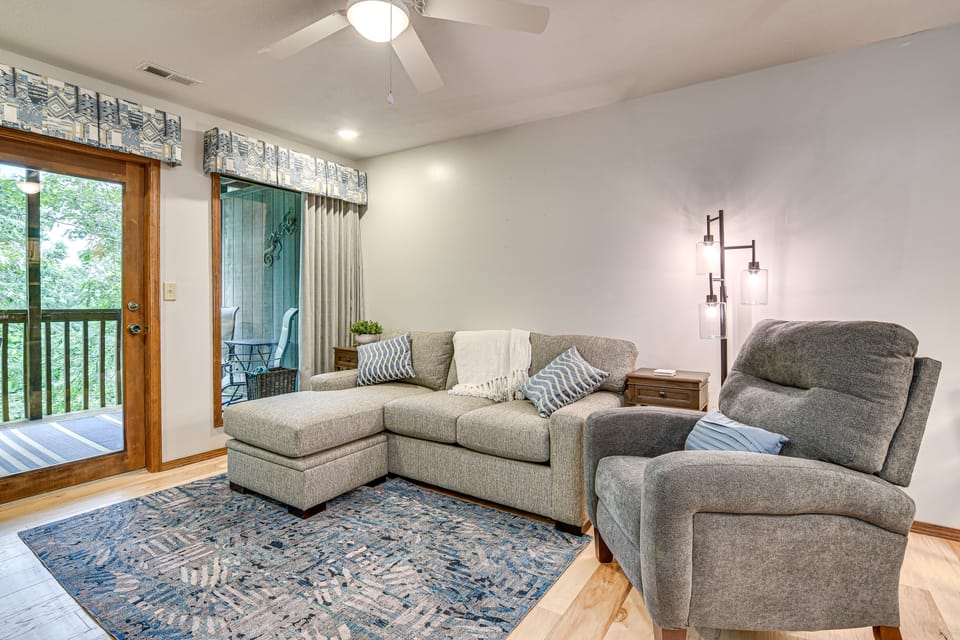 Hike & Leaf Peep! Condo 2 Mi to Silver Dollar City Apartment in Table Rock Lake