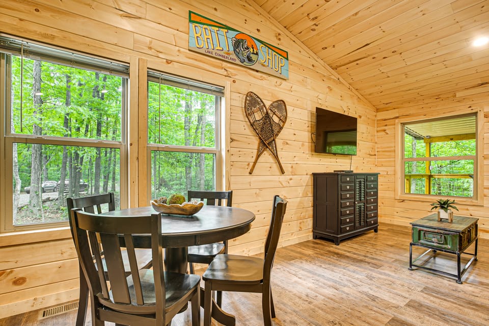 Hike, Fish & More! Cozy Cabin in Hocking Hills House in Ohio