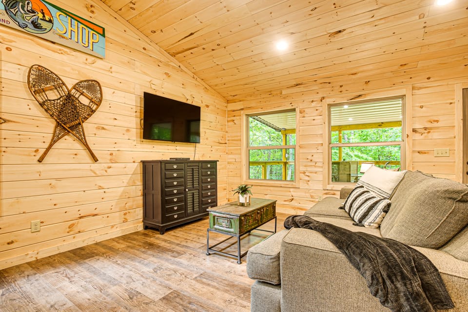 Hike, Fish & More! Cozy Cabin in Hocking Hills House in Ohio