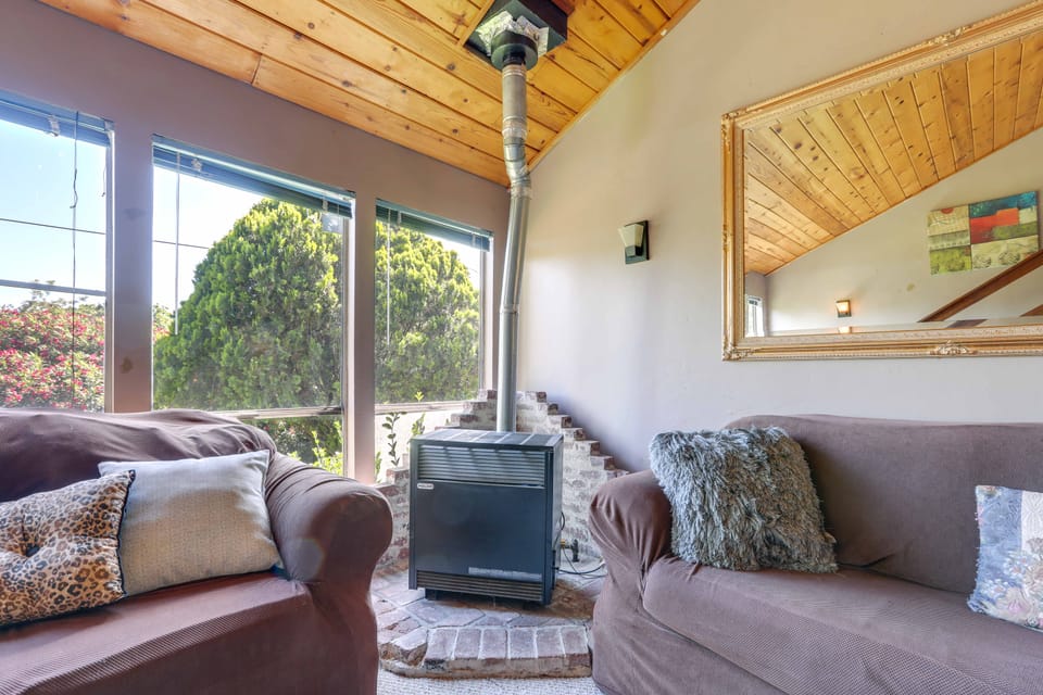 Auburn Cottage w/ Patios & Garden - 3 Mi to Town! Cottage in Auburn