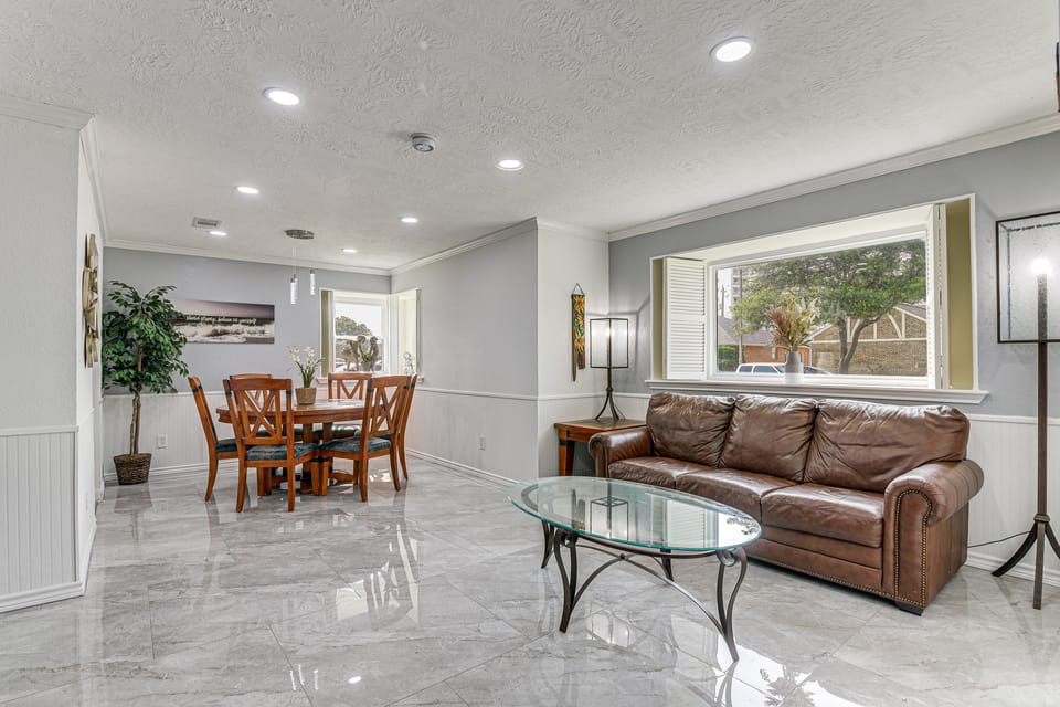 ~ 2 Blocks to Beach: Galveston Group Getaway! House in Galveston Island