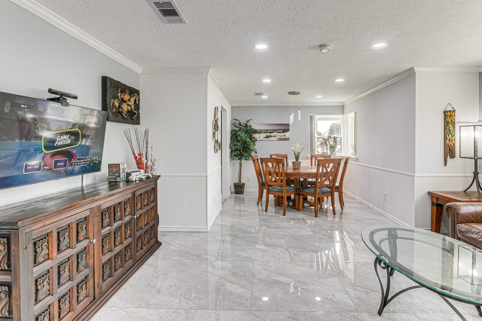 ~ 2 Blocks to Beach: Galveston Group Getaway! House in Galveston Island
