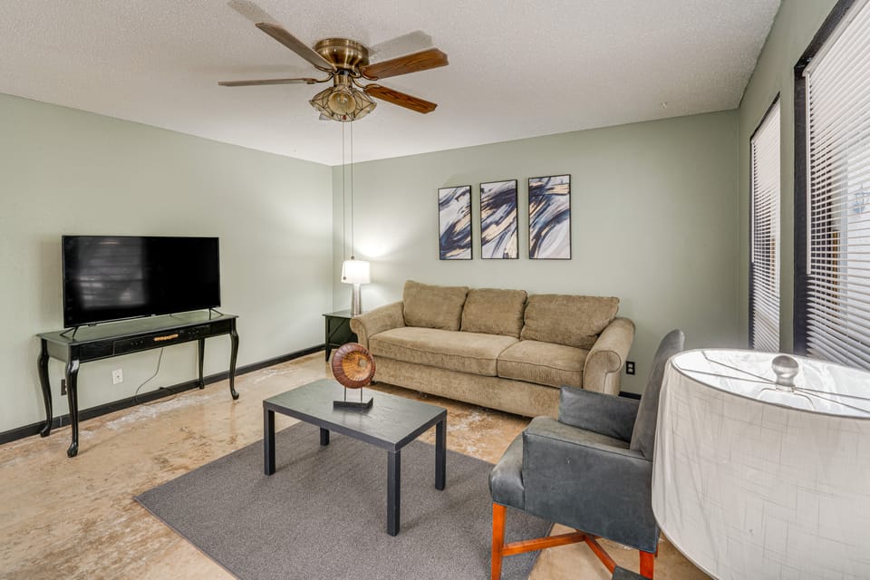 3 Mi to Dtwn Dallas: Walkable Couples Retreat Apartment in Dallas