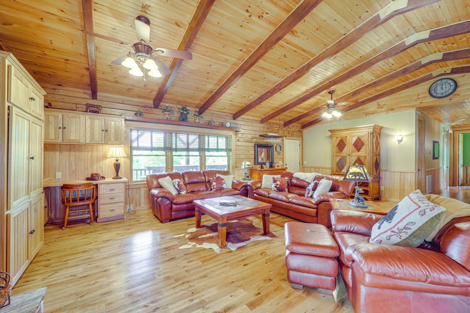 4 Mi to Grandfather Mtn! Family-Friendly Cabin House in Tennessee