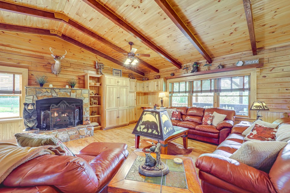 4 Mi to Grandfather Mtn! Family-Friendly Cabin House in Tennessee