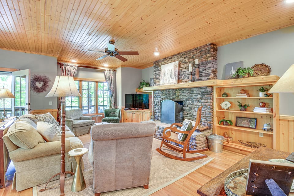 ‘Mountain Time’ Cashiers Condo w/ Deck & Views! Apartment in Lake Glenville