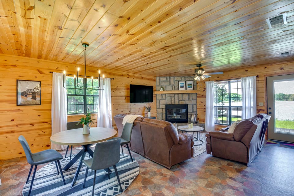 Cabin on Lake Raymond Gary w/ Dock, Grill & Views! House in Oklahoma