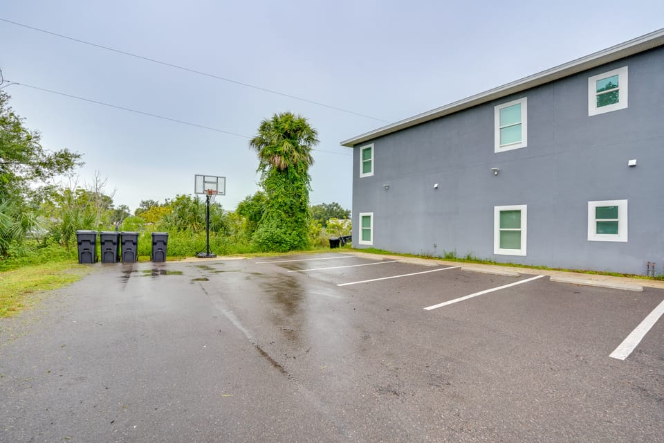 13 Mi to Beaches: Pet-Friendly Condo in Palmetto! Apartment in Tampa Bay