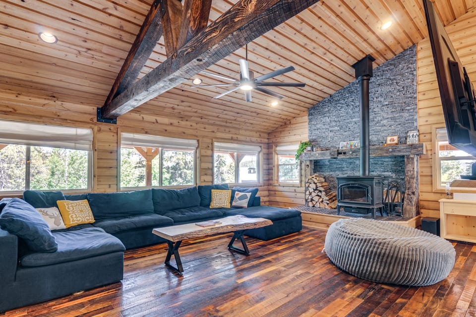 Fire Pit + Sauna: Inviting Utah Cabin House in Utah
