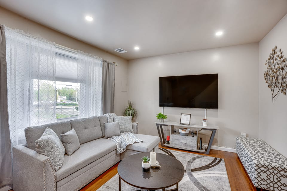 Walk to Mall & Train Station! Philly Suburb Stay Apartment in Philadelphia
