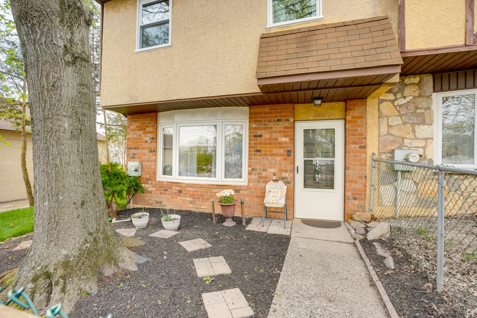 Walk to Mall & Train Station! Philly Suburb Stay Apartment in Philadelphia