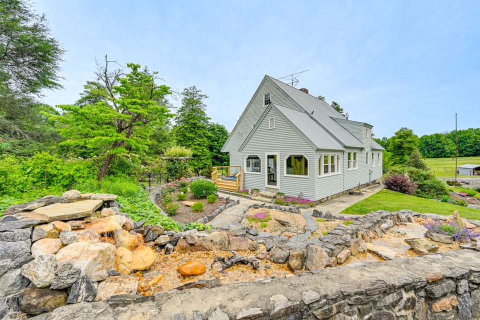 Ronda Home w/ Hot Tub + Fire Pit, Near Wineries! House in North Carolina