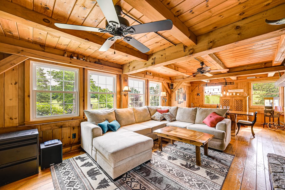Ronda Home w/ Hot Tub + Fire Pit, Near Wineries! House in North Carolina