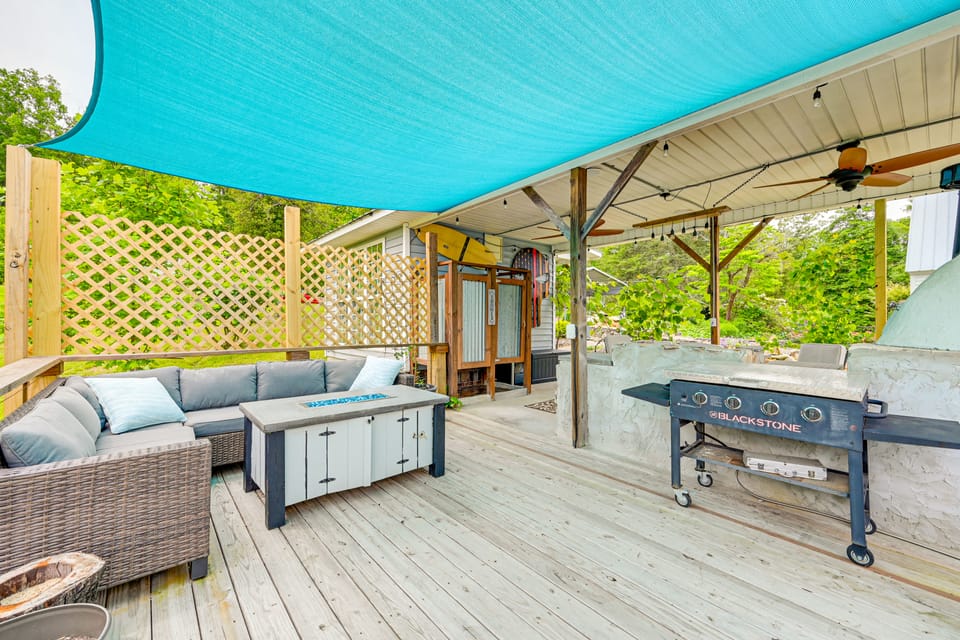 Ronda Home w/ Hot Tub + Fire Pit, Near Wineries! House in North Carolina