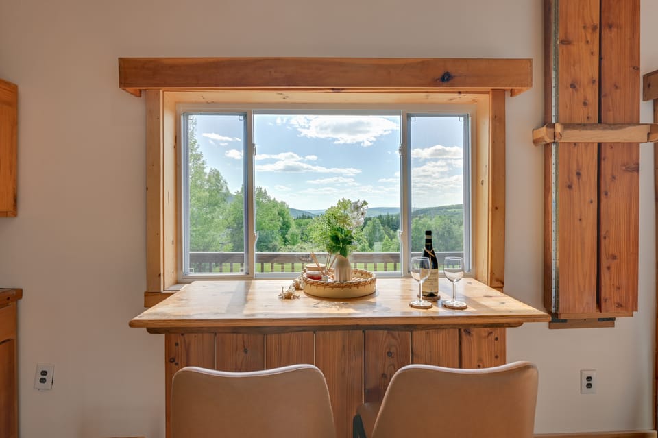 Hot Tub & Amazing Views! Family Catskills Cabin House in Capital District, NY, USA