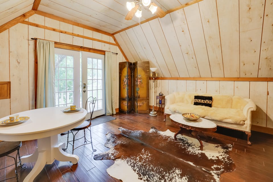 Chic 'Tree House' Studio ~ 24 Mi to Bandera! Apartment in Rio Grande