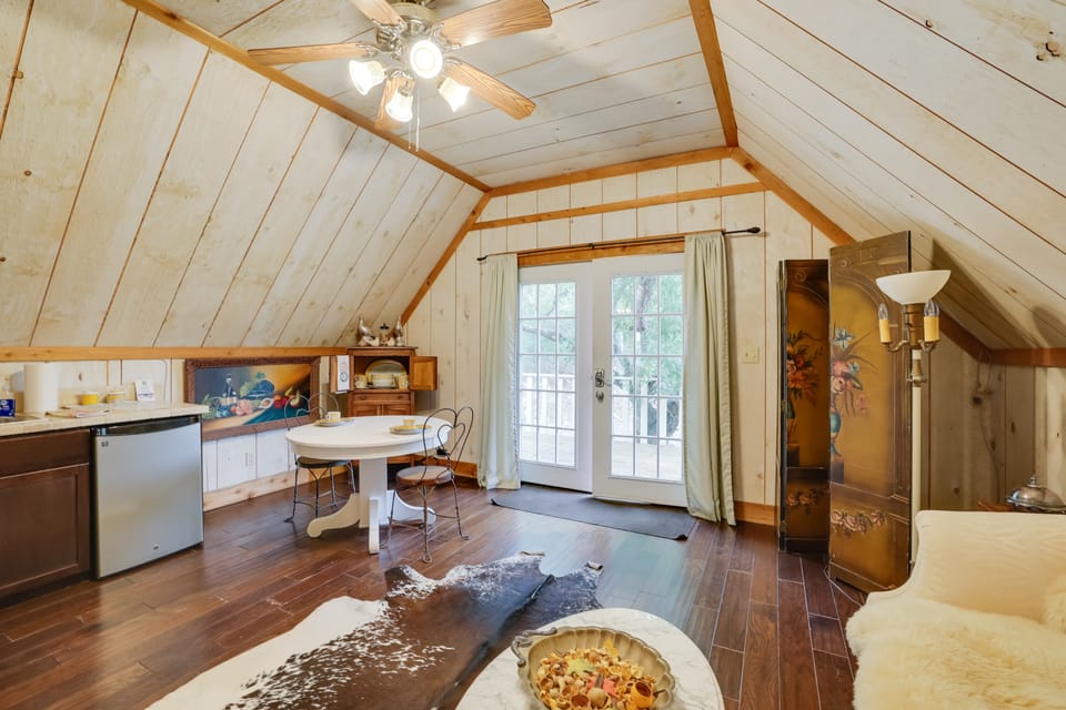 Chic 'Tree House' Studio ~ 24 Mi to Bandera! Apartment in Rio Grande