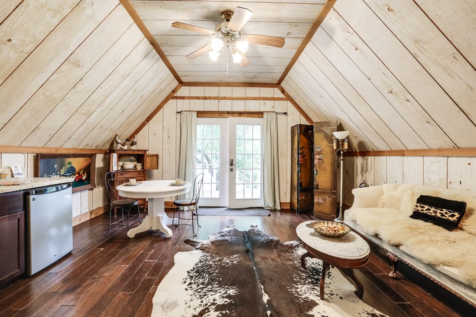 Chic 'Tree House' Studio ~ 24 Mi to Bandera! Apartment in Rio Grande