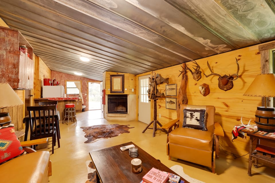 Rural & Horse-Friendly Cabin ~ 24 Mi to Bandera! House in Texas