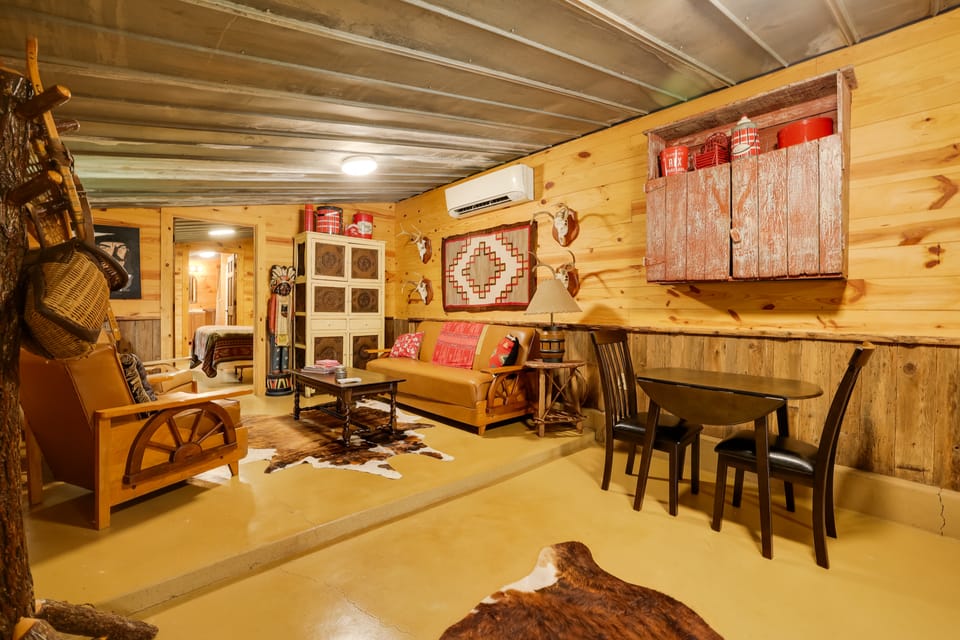 Rural & Horse-Friendly Cabin ~ 24 Mi to Bandera! House in Rio Grande