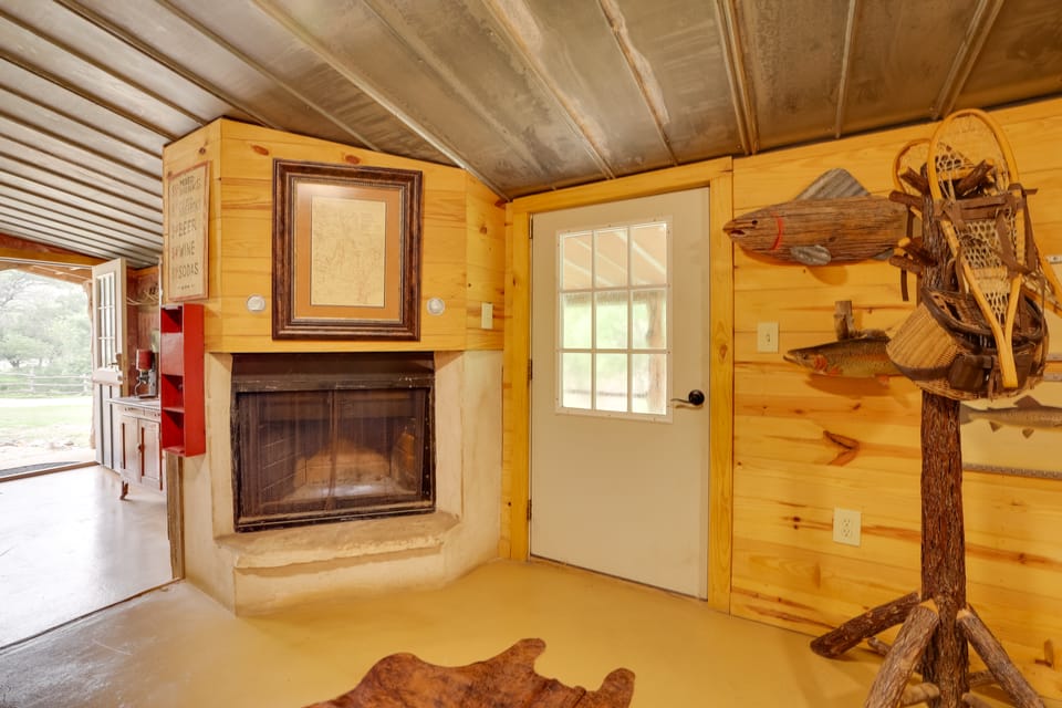 Rural & Horse-Friendly Cabin ~ 24 Mi to Bandera! House in Texas