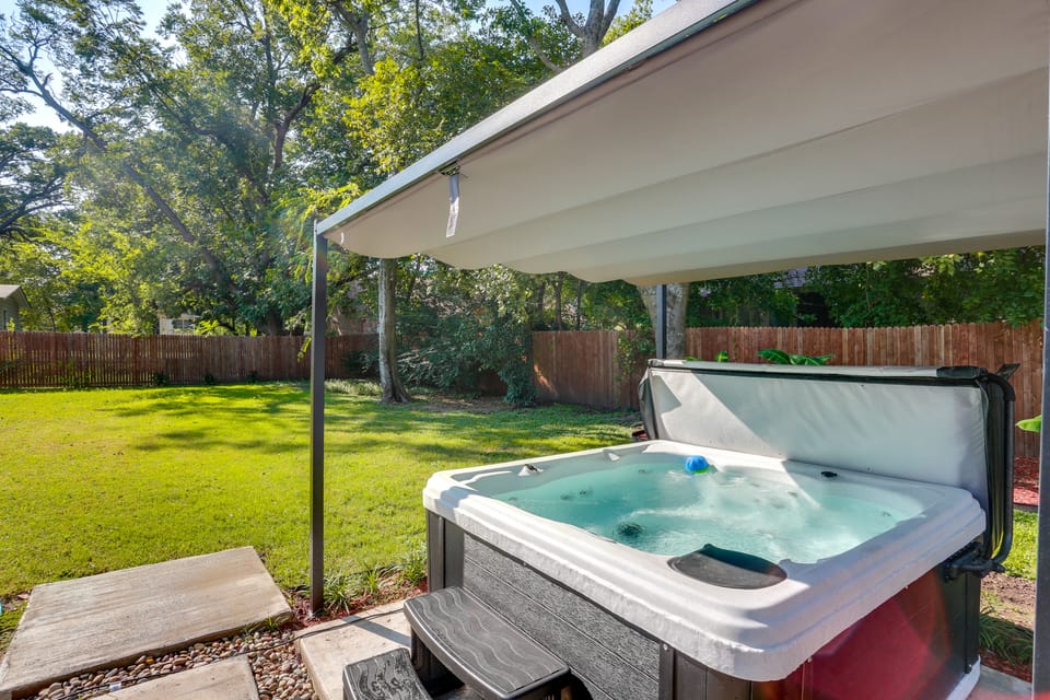 Hot Tub! Family Haven 3 Mi to Lake Ray Roberts House in Texas