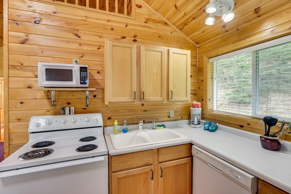 Hike, Ski, ATV! Ride-Ready Deadwood Cabin w/ Grill House in North Lawrence